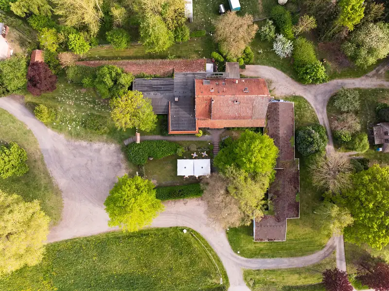 Das Hotel aus der Luft mit Deich und Elberadweg
