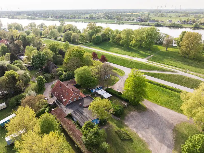 Das Hotel aus der Luft mit Blick auf die Elbe