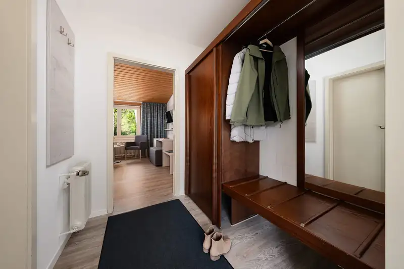 Garderobe und Eingangsbereich eines Zimmers